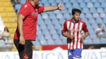 GRA122. CORUÑA, 09/08/2014.- El entrenador del Sporting de Gijón, Abelardo Fernández, da instrucciones a sus jugadores en el partido ante el Sporting Club de Portugal, correspondiente al torneo Teresa Herrera que se disputa en el estadio de Riazor, en A Coruña. EFE/Kiko Delgado