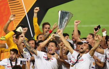 Sevilla tiene un color especial y no es otro que el de la Europa League. El equipo del Pizjuan es el claro dominador de este torneo con cuatro de estos trofeos en sus vitrinas. Los de Lopetegui se pusieron al Inter de Milán en una final histórica que acabó con el triunfo de los sevillistas por 3-2. No fue el único partido de ‘locura’ que vivió el club hispalense en su burbuja de Colonia con las victorias ante la Roma (2-0), Wolverhampton (0-1) y Manchester United (2-1). El central Diego Carlos fue el nombre más destacado del Sevilla en estos duelos por sus luces y sombras: anotó el gol de la victoria en la final, pero provocó tres partidos consecutivos, desde el partido ante el Wolverhampton hasta la consecución del título. 