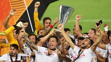 Sevilla tiene un color especial y no es otro que el de la Europa League. El equipo del Pizjuan es el claro dominador de este torneo con cuatro de estos trofeos en sus vitrinas. Los de Lopetegui se pusieron al Inter de Milán en una final histórica que acabó con el triunfo de los sevillistas por 3-2. No fue el único partido de ‘locura’ que vivió el club hispalense en su burbuja de Colonia con las victorias ante la Roma (2-0), Wolverhampton (0-1) y Manchester United (2-1). El central Diego Carlos fue el nombre más destacado del Sevilla en estos duelos por sus luces y sombras: anotó el gol de la victoria en la final, pero provocó tres partidos consecutivos, desde el partido ante el Wolverhampton hasta la consecución del título. 