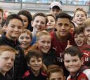 Alexis celebró la Navidad con los niños del Arsenal