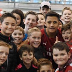 Alexis celebró la Navidad con los niños del Arsenal