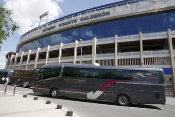 GRA290. MADRID, 27/05/2016.- Autobuses que trasladan a los aficionados del Atlético de Madrid permanecen ante el estadio Vicente Calderón antes de partir hacia Milán para presenciar la final de Liga de Campeones que el equipo disputará mañana frente al Re
