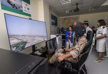 La Ministra de Defensa en funciones, Margarita Robles, ha visitado el Centro de Instrucción de Medicina Aeroespacial. Durante el recorrido, ha conocido la máquina climática donde los atletas españoles se están entrenando para el Mundial de Atletismo de Do