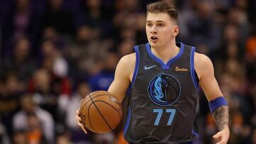 PHOENIX, ARIZONA - DECEMBER 13: Luka Doncic #77 of the Dallas Mavericks handles the ball during the first half of the NBA game against the Phoenix Suns at Talking Stick Resort Arena on December 13, 2018 in Phoenix, Arizona. NOTE TO USER: User expressly acknowledges and agrees that, by downloading and or using this photograph, User is consenting to the terms and conditions of the Getty Images License Agreement. Christian Petersen/Getty Images/AFP
== FOR NEWSPAPERS, INTERNET, TELCOS & TELEVISION USE ONLY ==