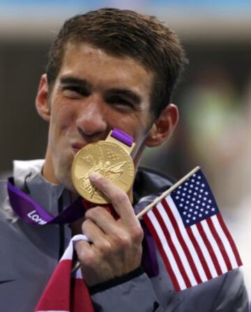 Nadador estadounidense y el deportista olímpico más condecorado de todos los tiempos, con un total de 22 medallas. Phelps también posee los récords de más medallas olímpicas de oro (18), más medallas de oro en eventos individuales (11) y más medallas olímpicas en eventos masculinos (13).