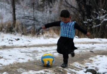 Murtaza Ahmadi, el niño afgano seguidor de Messi, se dió a conocer al ser fotografiado con una camiseta del astro argentino hecha con una bolsa de plástico. Quién sabe si en un futuro jugará igual a esto de la pelota...