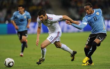 André-Pierre Gignac (de blanco), ve frenada su carrera por el uruguayo Álvaro Pereira. Uruguayos y franceses jugaron a bloquear al rival más que a buscar la meta contraria. Y ya se sabe que el miedo guarda la viña...