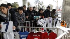 Los aficionados japoneses festejaron el nuevo Bal&oacute;n de Oro de Cristiano. 