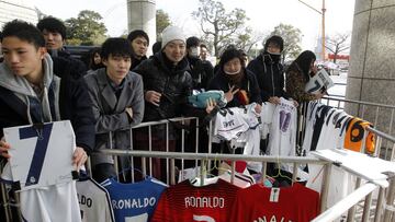 Los aficionados japoneses festejaron el nuevo Bal&oacute;n de Oro de Cristiano. 