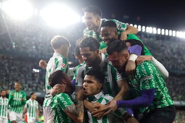 2-1. El Cucho Hernndez celebra con sus compa?eros el segundo tanto que anota momentos antes de finalizar el primer tiempo.