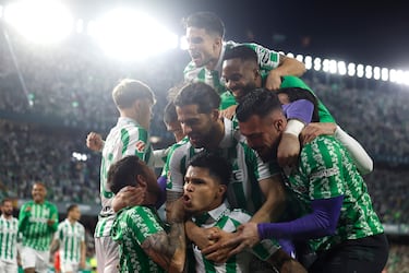 2-1. El Cucho Hernández celebra con sus compañeros el segundo tanto que anota momentos antes de finalizar el primer tiempo.