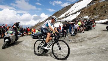 Chris Froome rueda en las rampas del Colle delle Finestre en el Giro de Italia 2018.