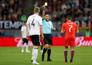 Soccer Football - Germany v Chile - FIFA Confederations Cup Russia 2017 - Group B - Kazan Arena, Kazan, Russia - June 22, 2017 Chile’s Alexis Sanchez is shown a yellow card by referee Alireza Faghani REUTERS/Darren Staples