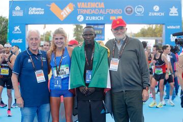 Paco Borao y Juan Roig, con los ganadores de la Media Maratón Valencia Trinidad Alfonso Zurich 2022.