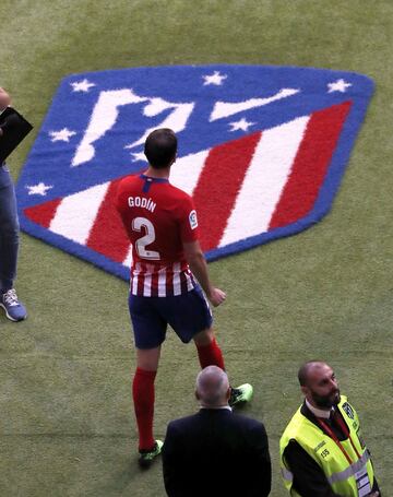 Godín ha recibido una placa con los partidos que ha jugado, un brazalete de capitán y una camiseta dedicada por sus compañeros. 