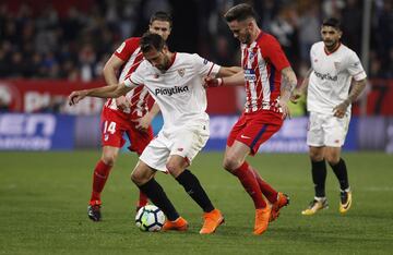 Franco Vázquez entre Gabi y Saúl Ñí­guez.