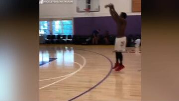 Menudo jugón se viene: ¡Mitchell no para de clavarla de 3!