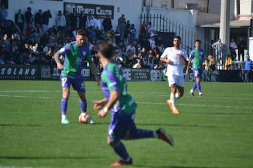 Dioni controla el balón.