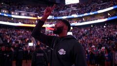 Anthony Davis se&ntilde;ala al cielo antes de un partido