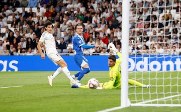 3-2.El Alavés marca en la siguiente jugada del 3-1. El delantero babazorro recibe dentro del área, controla, y con la izquierda, cruza el balón al segundo palo de Thibaut Courtois.