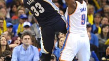 Marc Gasol intenta lanzar a canasta ante la oposición de Serge Ibaka.