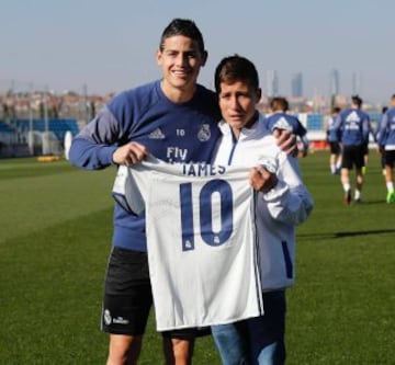 Johan Alexis Ramírez 'Ángel' de Chapecoense y los jugadores del Real Madrid.