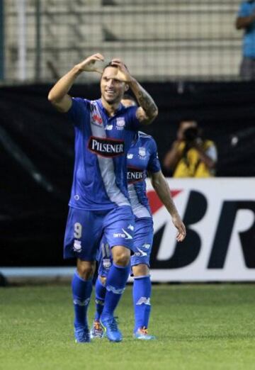 QUI09. MANTA (ECUADOR), 07/05/2015.- Emanuel Herrera del Emelec de Ecuador celebra un gol ante Atlético Nacional de Colombia hoy, jueves 7 de mayo de 2015, durante un partido por la Copa Libertadores en el estadio Jocay en Manta (Ecuador). EFE/José Jácome