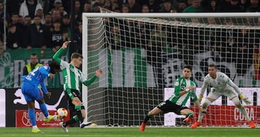 0-3. Contragolpe que inicia Antoine Griezmann, centra de tacón a Ademola Lookman que pasa a la carrera de Pablo Barrios, avanza asiste al delantero nigeriano y dentro del área, recorta y sienta su marca en el césped, busca el hueco y con la izquierda supera Adrián por su palo derecho.