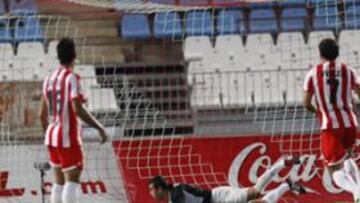 <b>EMPATE BLANQUIAZUL. </b>Carlos Calvo batió a Esteban tras resolver una carambola en el área.