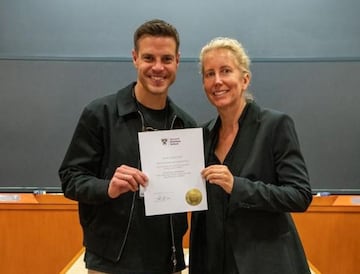 El defensa español del Chelsea ha sacado adelante el programa de negocios sobre Medios, Deporte y Entretenimiento que ofrece la prestigiosa Universidad de Harvard. Un éxito académico que unir a su excelente carrera deportiva.