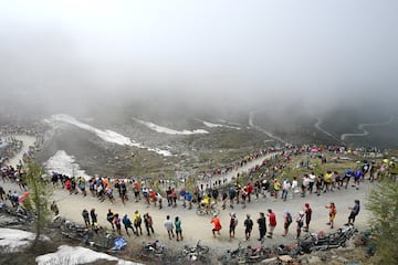 Llegado el sterrato, la maglia rosa ya estaba en manos de Yates de forma virtual sacándole cada vez más tiempo a Del Toro y Carapaz.
