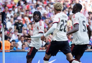 Debutó con el Liverpool e hizo el gol de la temporada: ¡qué definición!