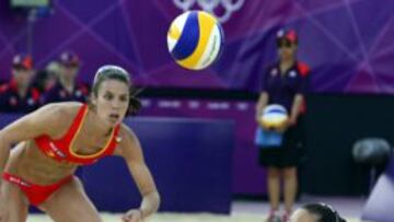 Liliana Fernández controla el balón junto a su compañera Elsa Baquerizo, durante el partido en el que han sido eliminadas de los Juegos por las italianas.