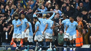 Manchester (United Kingdom), 22/09/2024.- Erling Haaland of Manchester City (C) celebrates with his teammates after scoring the 1-0 goal during the English Premier League match between Manchester City and Arsenal in Manchester, Britain, 22 September 2024. (Reino Unido) EFE/EPA/PETER POWELL EDITORIAL USE ONLY. No use with unauthorized audio, video, data, fixture lists, club/league logos, 'live' services or NFTs. Online in-match use limited to 120 images, no video emulation. No use in betting, games or single club/league/player publications.