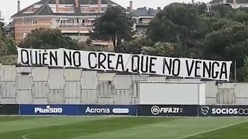 La pancarta en el entrenamiento del Atl&eacute;tico: &quot;Quien no crea que no venga&quot;.