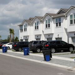 Mujer en Florida debe más de $165,000 dólares debido a infracciones por estacionar mal su auto en casa