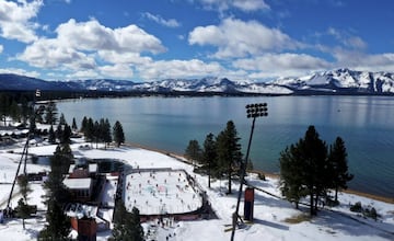 Los Vegas Golden Knights y los Colorado Avalanche realizan el calentamiento previo al partido correspondiente a la NHL outdoor, junto al Lago Tahoe (Nevada). La imagen corresponde al Edgewood Tahoe Resort, un lugar con paisajes increíbles, y más aún a vista de dron, situado entre la frontera que separa los estados de California y Nevada.