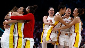 Las jugadoras de la Selección se abrazan tras ganar a China en la prórroga.