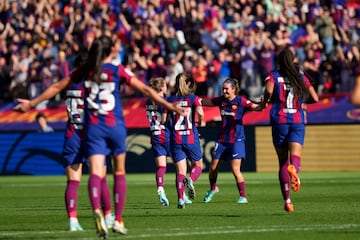 Mariona Caldentey celebra su gol, tercero de su equipo, junto a sus compañeras.