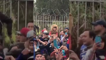 Johnny Herrera mostró junto a Felipe Seymour el Banderazo azul.