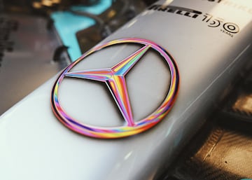 Logo en el monoplaza de Mercedes.