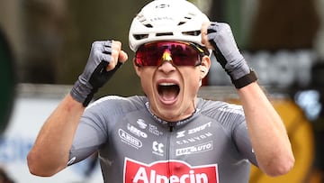 Jasper Philipsen celebra la victoria en la primera etapa del Tour de Francia 2025 con meta en Lille.