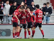 Javi Hernández celebra con sus compañeros la primera diana ante el Almería.