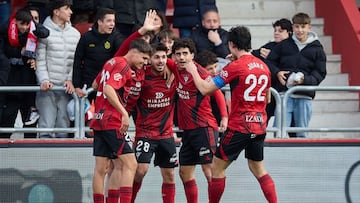 Javi Hernández celebra con sus compañeros la primera diana ante el Almería.