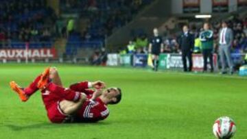 Bale, dolido despu&eacute;s d euna entrada de un jugador gal&eacute;s.