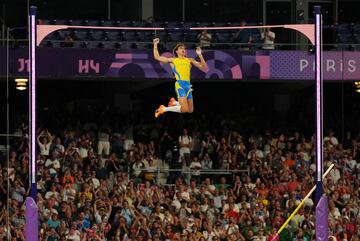 Paris 2024 Olympics - Athletics - Men's Pole Vault Final - Stade de France, Saint-Denis, France - August 05, 2024. Gold medallist Armand Duplantis of Sweden vaults to a new world record of 6.25 metres. REUTERS/Aleksandra Szmigiel