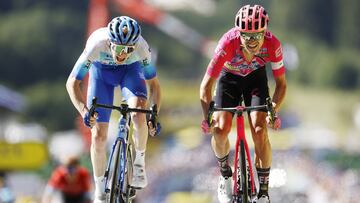 Megeve (France), 12/07/2022.- Danish rider Magnus Cort Nielsen (R) of EF Education Easypost crosses the finish line next to Australian rider Nicholas Schultz (L) of Team Bikeexchange Jayco to win the 10th stage of the Tour de France 2022 over 148,5km from Morzine to Megeve, France, 12 July 2022. (Ciclismo, Francia) EFE/EPA/YOAN VALAT
