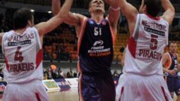 <b>SIN REACCIÓN. </b>Javtokas lanza ante Papaloukas y Nesterovic.