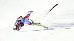 Urs Kryenbuehl se va al suelo durante el descenso de la FIS Alpine Ski World Cup en Kitzbuehel, Austria.