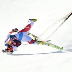 Dura caída de Kryenbuehl en el descenso de Kitzbühel